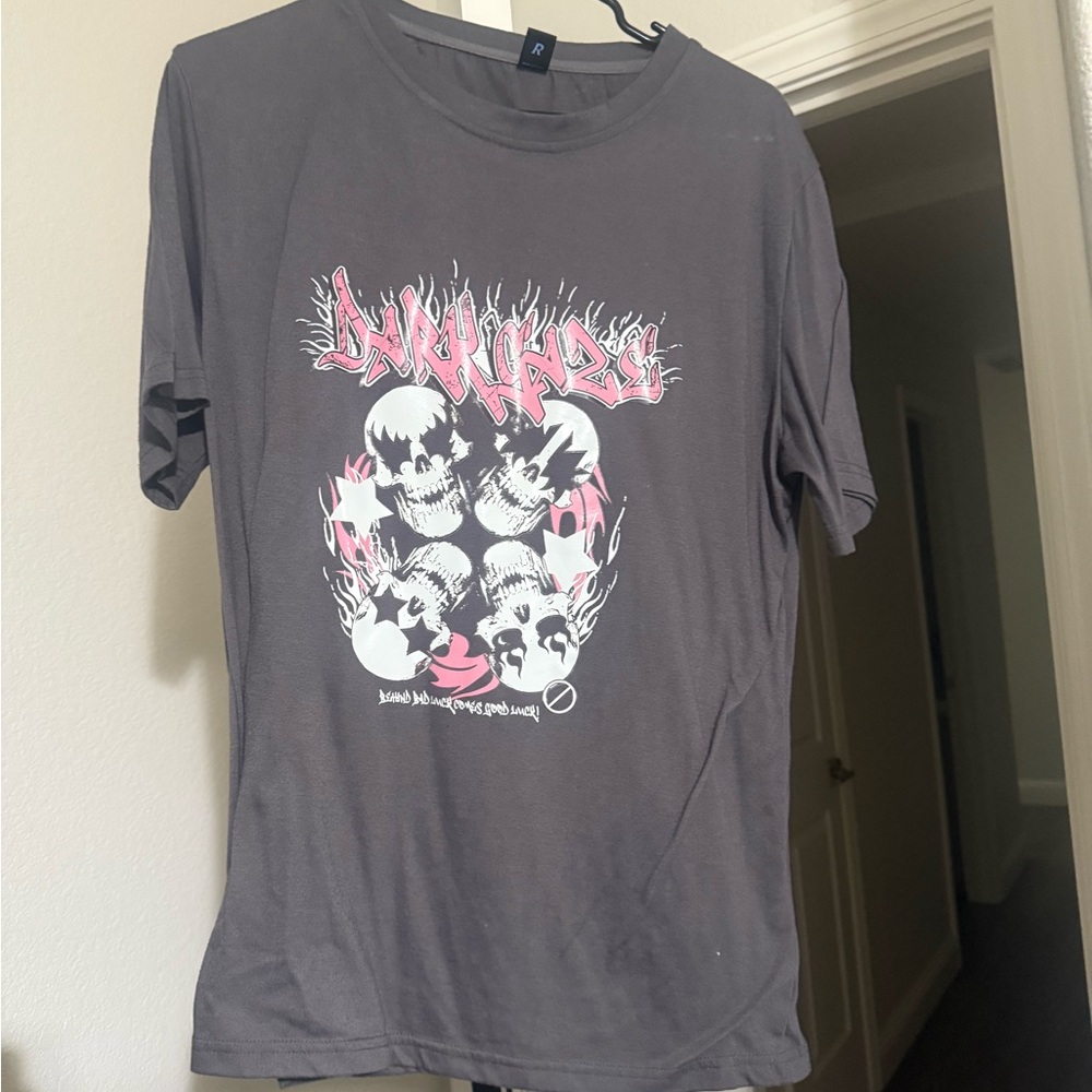 Gray Graphic T-Shirt with Skull Design